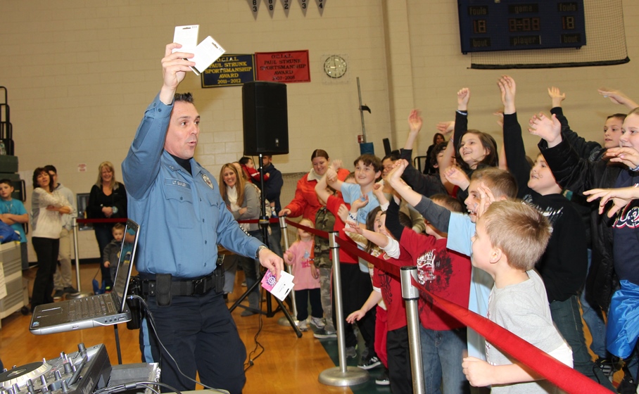Lieutenant Ganley interacting with the children at Meet-the-Officer Day 2014